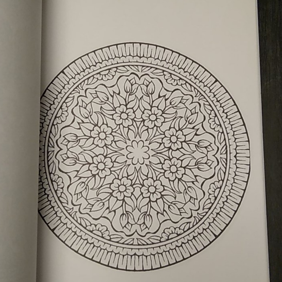 Mandala adult coloring book - Picture 12 of 16